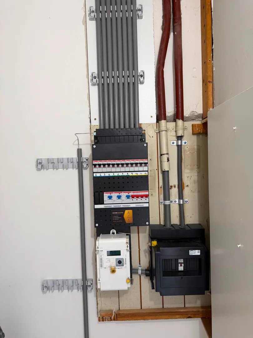 ⚡ Tüm elektrik işlerinizde kaliteli, güvenilir ve titiz hizmet!Aşağıdaki... (4/5)