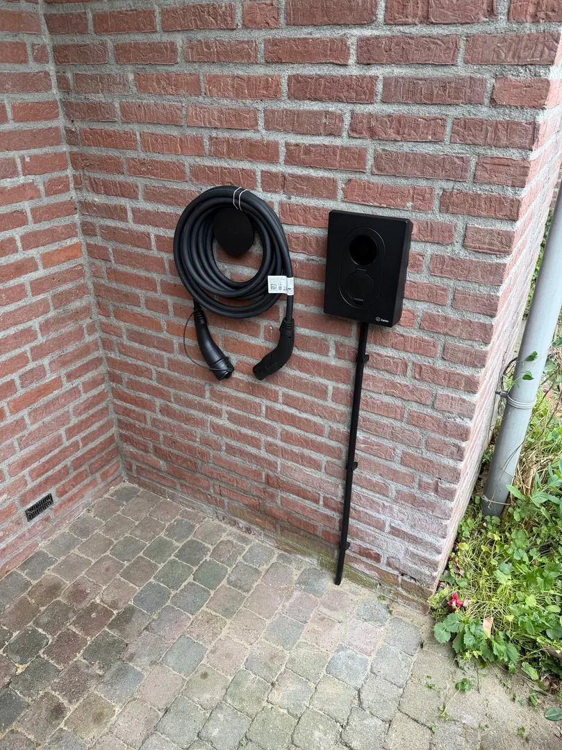 Eelektrikli arac icin sarj aleti. Ev charger. Laadpaal. (2/5)