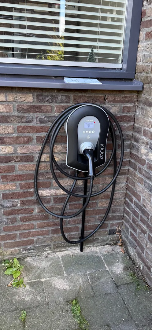 Eelektrikli arac icin sarj aleti. Ev charger. Laadpaal. (3/5)