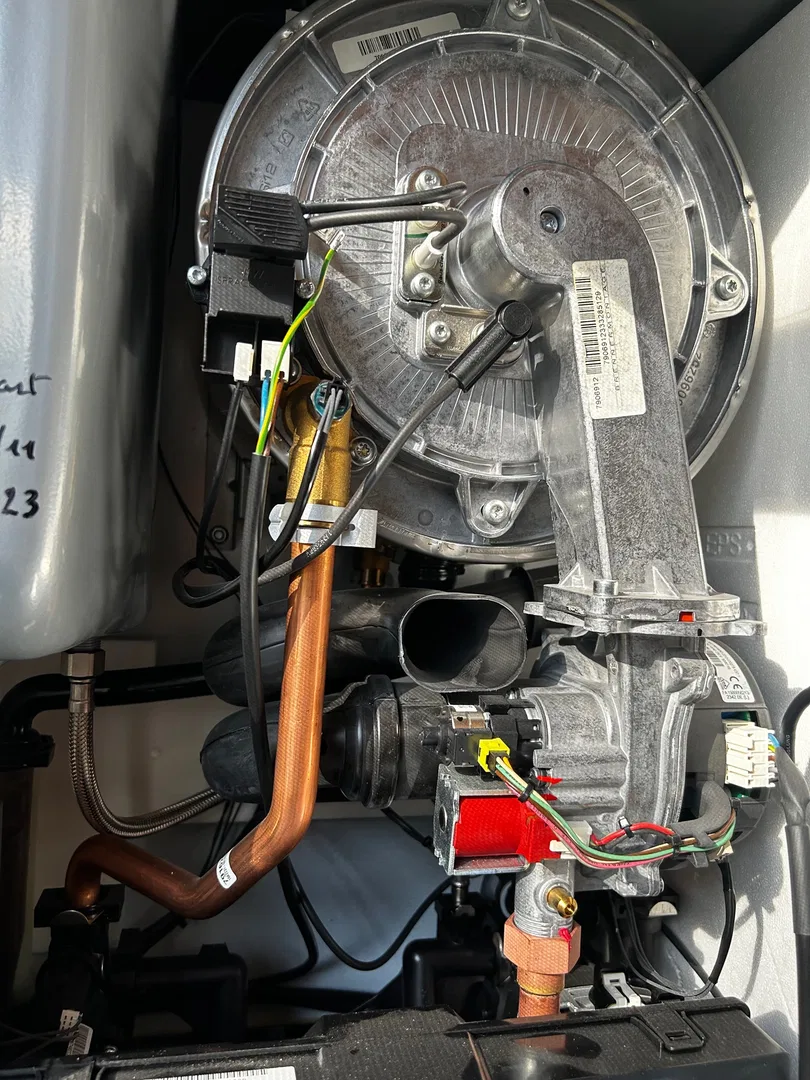 🔥 Kombi Bakımı – G1 Yetkili Teknisyen 🔧 Belçika’da kombi bakımınızı 2 yılda... (3/4)