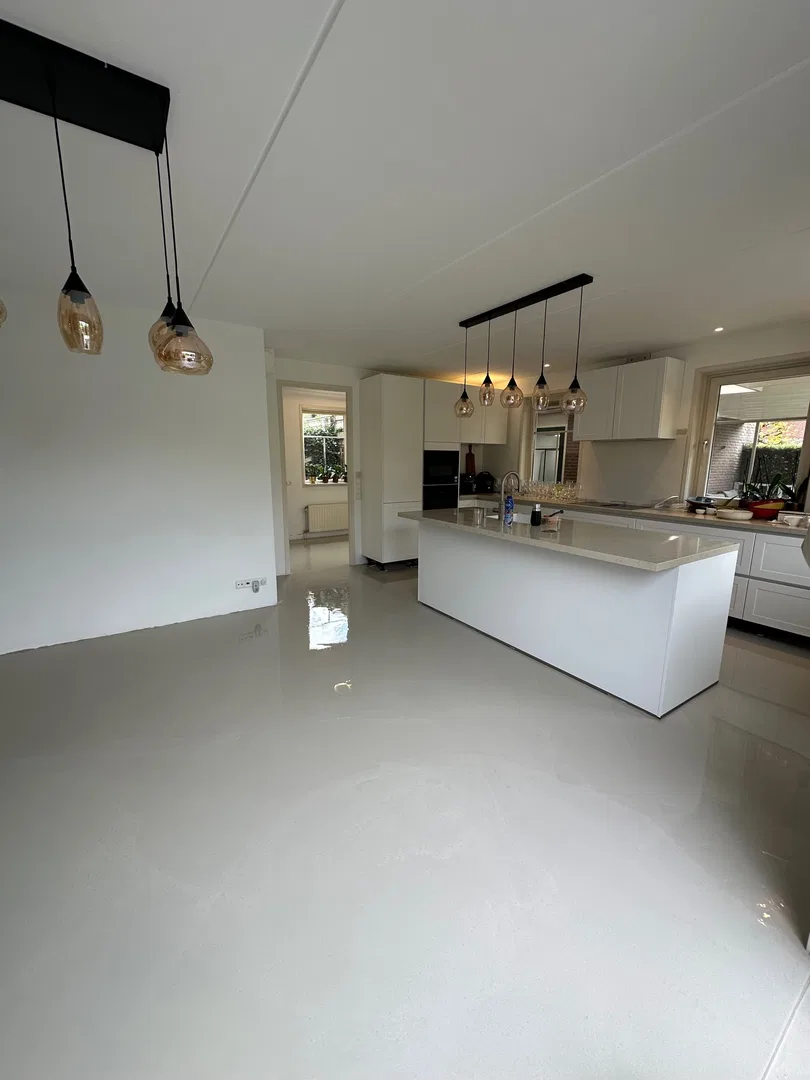 Floor leveling in Vijfhuizen? This living kitchen is ready for a new floor! We... (1/2)