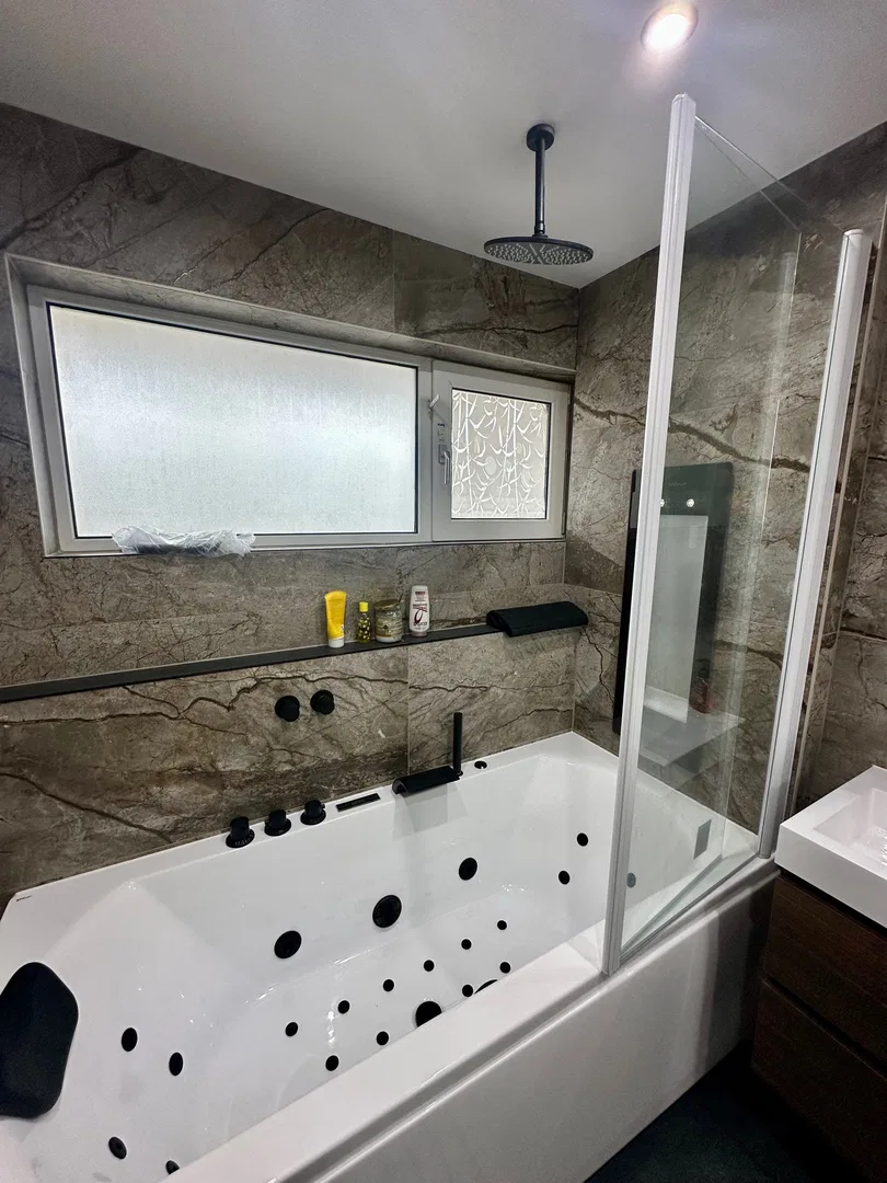 Badkamer- en toiletrenovatie 🛁🚽 Wilt u uw badkamer of toilet vernieuwen? Van... (3/5)