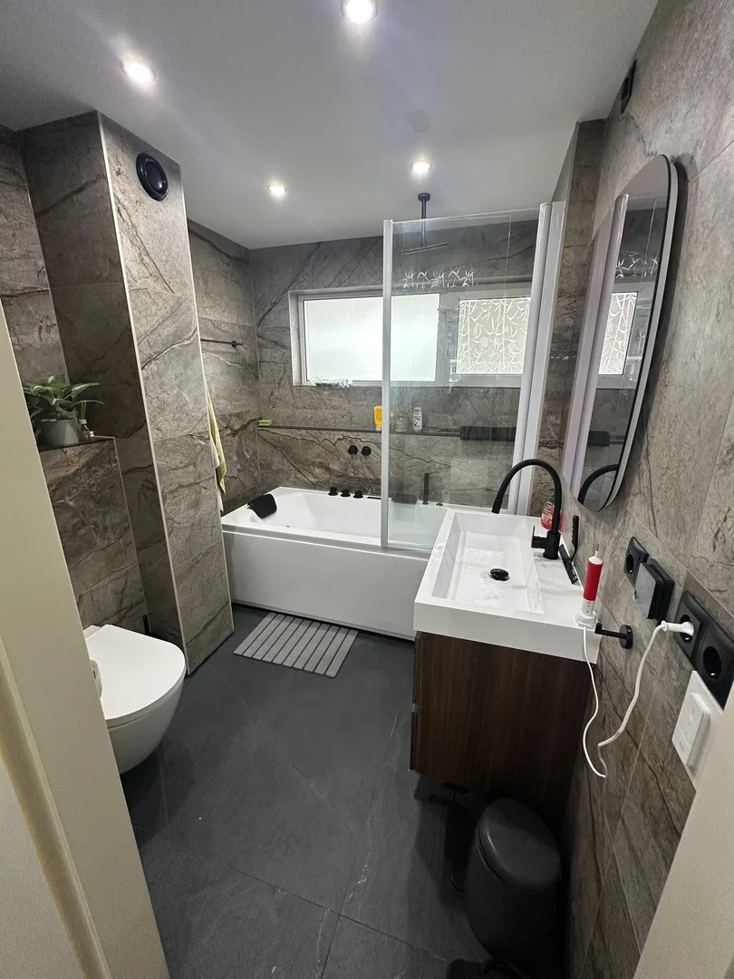 Badkamer- en toiletrenovatie 🛁🚽 Wilt u uw badkamer of toilet vernieuwen? Van... (4/5)